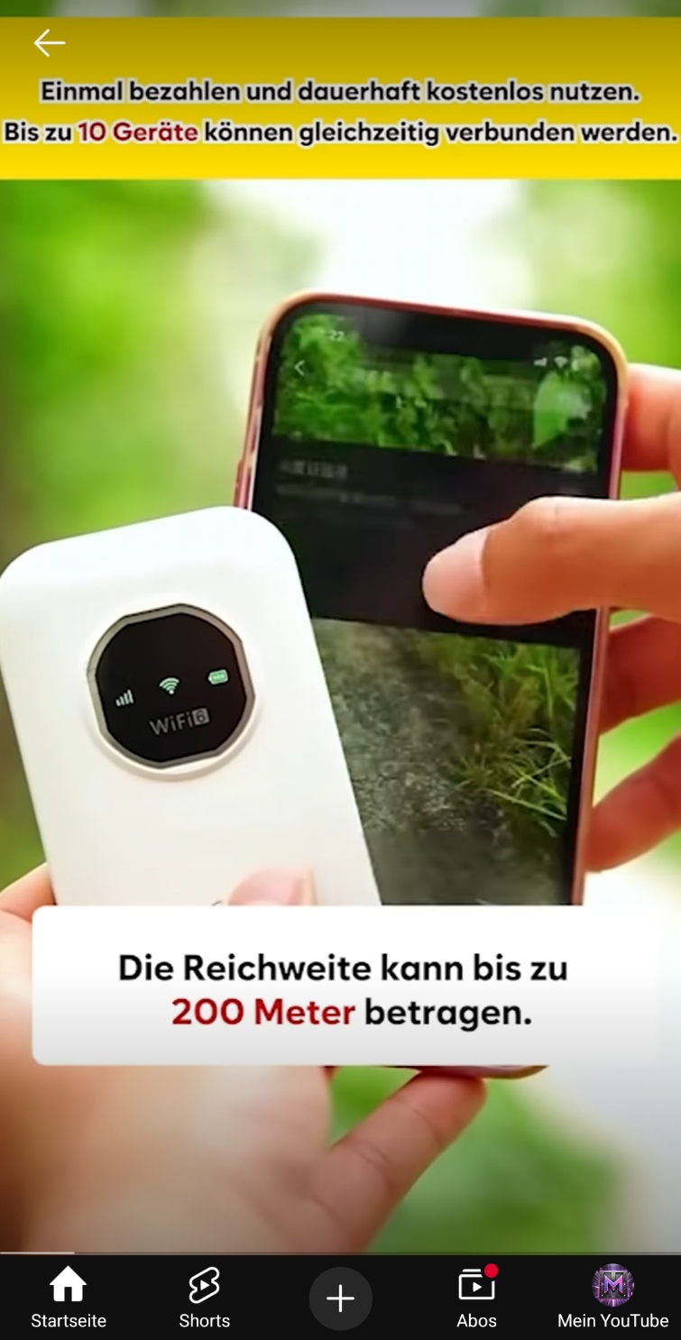 Mobiles WLAN-Gerät wird im Freien an ein Smartphone gehalten