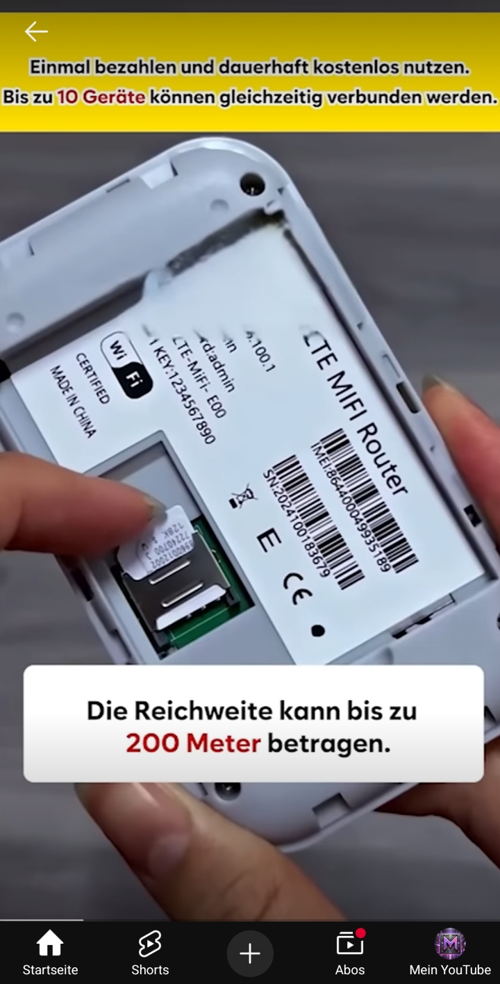 Geöffnetes WLAN-Gerät mit sichtbarem SIM-Kartenslot und unkenntlicher Modellnummer